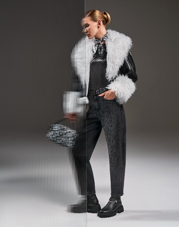 Felljacke mit Leo-Jeans – glamouröser Winter-Look