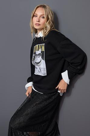 Sweatshirt mit Spitzenrock – lässig-femininer Look