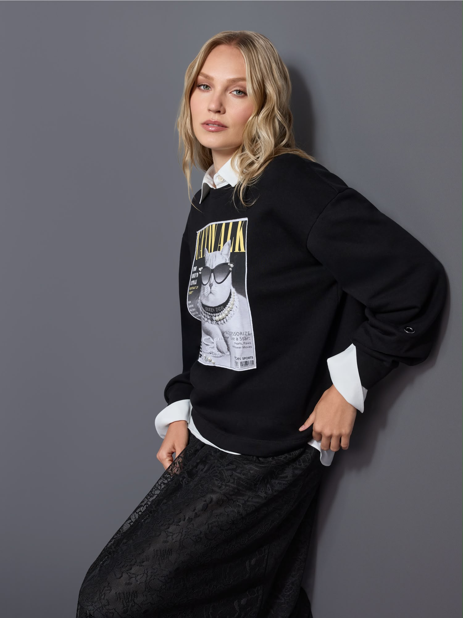 Model mit Sweatshirt und Spitzenrock – Damenmode von Jacqueline's Moden